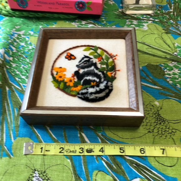 COPY - Vintage needlepoint skunk 🦨 and flowers 💐 picture. - Picture 4 of 9